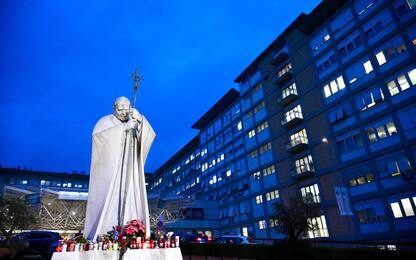 Alcuni lumini posizionati sotto la statua di Giovanni Paolo II all ingresso del Policlinico Gemelli, dove è ricoverato Papa Francesco, Roma, 19 febbraio 2025. ANSA/ALESSANDRO DI MEO