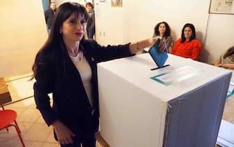 Stefania Proietti, la candidata presidente in Umbria per il centrosinistra, vota ad Assisi con la Costituzione in mano, 17 novembre 2024. 
ANSA/ RICCARDO GASPERINI