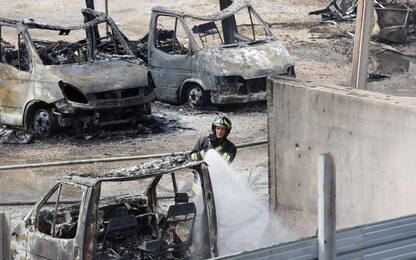 Roma, a fuoco deposito caravan