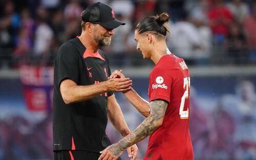 epa10085018 LiverpoolÃ¢â ¬â ¢s head coach Juergen Klopp (L) and LiverpoolÃ¢â ¬â ¢s Darwin Nunez shake hands after the pre-season international friendly soccer match between RB Leipzig and Liverpool FC in Leipzig, Germany, 21 July 2022.  EPA/CLEMENS BILAN