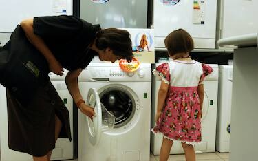 NEGOZIO DI ELETTRODOMESTICI PAGAMENTI RATEALI FAMIGLIA GUARDA LE LAVATRICI PRODOTTI IN PROMOZIONE OFFERTE (MILANO - 2005-06-08, Duilio Piaggesi) p.s. la foto e' utilizzabile nel rispetto del contesto in cui e' stata scattata, e senza intento diffamatorio del decoro delle persone rappresentate