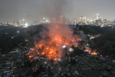 epa10520717 Smoke billows after a level-three fire broke out inside the Appapada slums in Mumbai, India, 13 March 2023. No injury or loss of life has been reported so far.  EPA/DIVYAKANT SOLANKI