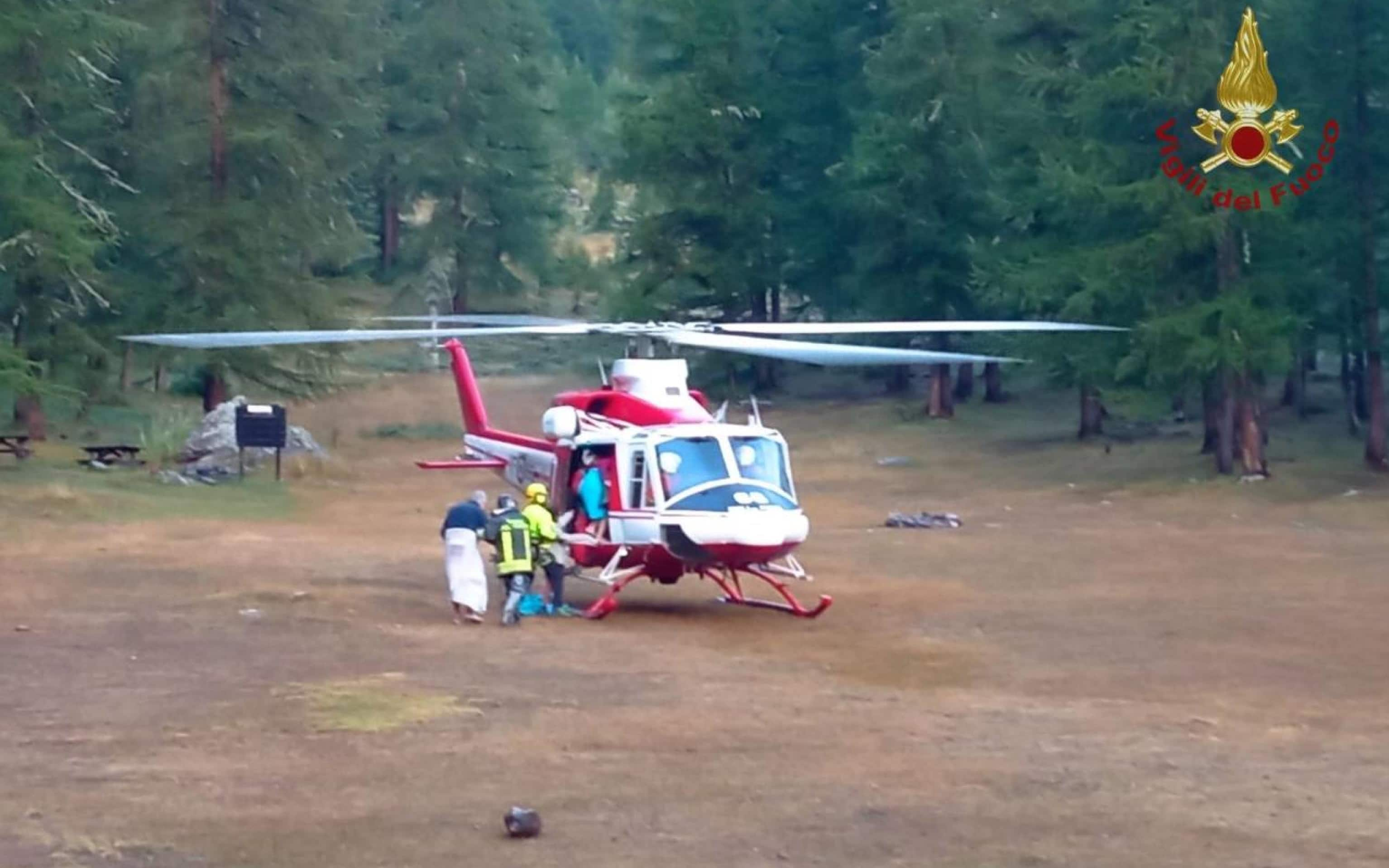 Nuove frane in Valle di Susa (Torino) dopo la colata di fango e detriti che domenica 13 agosto si è abbattuta su una parte di Bardonecchia provocando gravi danni. Dopo un forte temporale due frane sono cadute sulla strada della valle Argentera a Sauze di Cesana: alcuni turisti non hanno potuto fare rientro a valle. Sul posto è impegnato anche un elicottero dei Vigili del fuoco. Gli smottamenti - spiega il comando dei Vigili del fuoco di Torino - si sono verificati su un sentiero sterrato che attraversa una zona naturalistica vicina ad alcune aree di campeggio. Le squadre dei Vigili del fuoco hanno prestato assistenza ad automobilisti e campeggiatori rimasti bloccati. Dall'alba di oggi sono state mandate pale gommate per la rimozione de detriti e il ripristino della viabilità mentre l'elicottero ha iniziato le evacuazioni per portare al sicuro le persone bloccate, 25 agosto 2023.
ANSA/ VIGILI DEL FUOCO
+++ ANSA PROVIDES ACCESS TO THIS HANDOUT PHOTO TO BE USED SOLELY TO ILLUSTRATE NEWS REPORTING OR COMMENTARY ON THE FACTS OR EVENTS DEPICTED IN THIS IMAGE; NO ARCHIVING; NO LICENSING +++ NPK +++