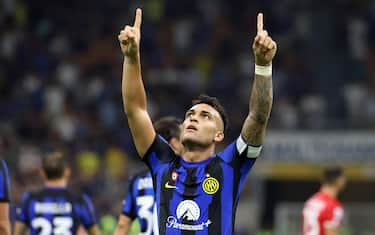 2) LAUTARO MARTINEZ