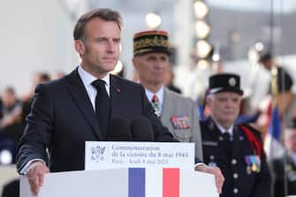 epa12084156 France's President Emmanuel Macron delivers a speech during a ceremony at the Arc de Triomphe for the 80th anniversary of VE Day, or Victory in Europe Day, marking the end of World War II in Europe, in Paris, France, 08 May 2025.  EPA/THOMAS SAMSON / POOL  MAXPPP OUT