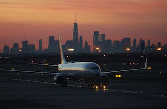 L'industria americana chiede a Joe Biden di togliere le restrizioni sui viaggi internazionali imposte per il coronavirus