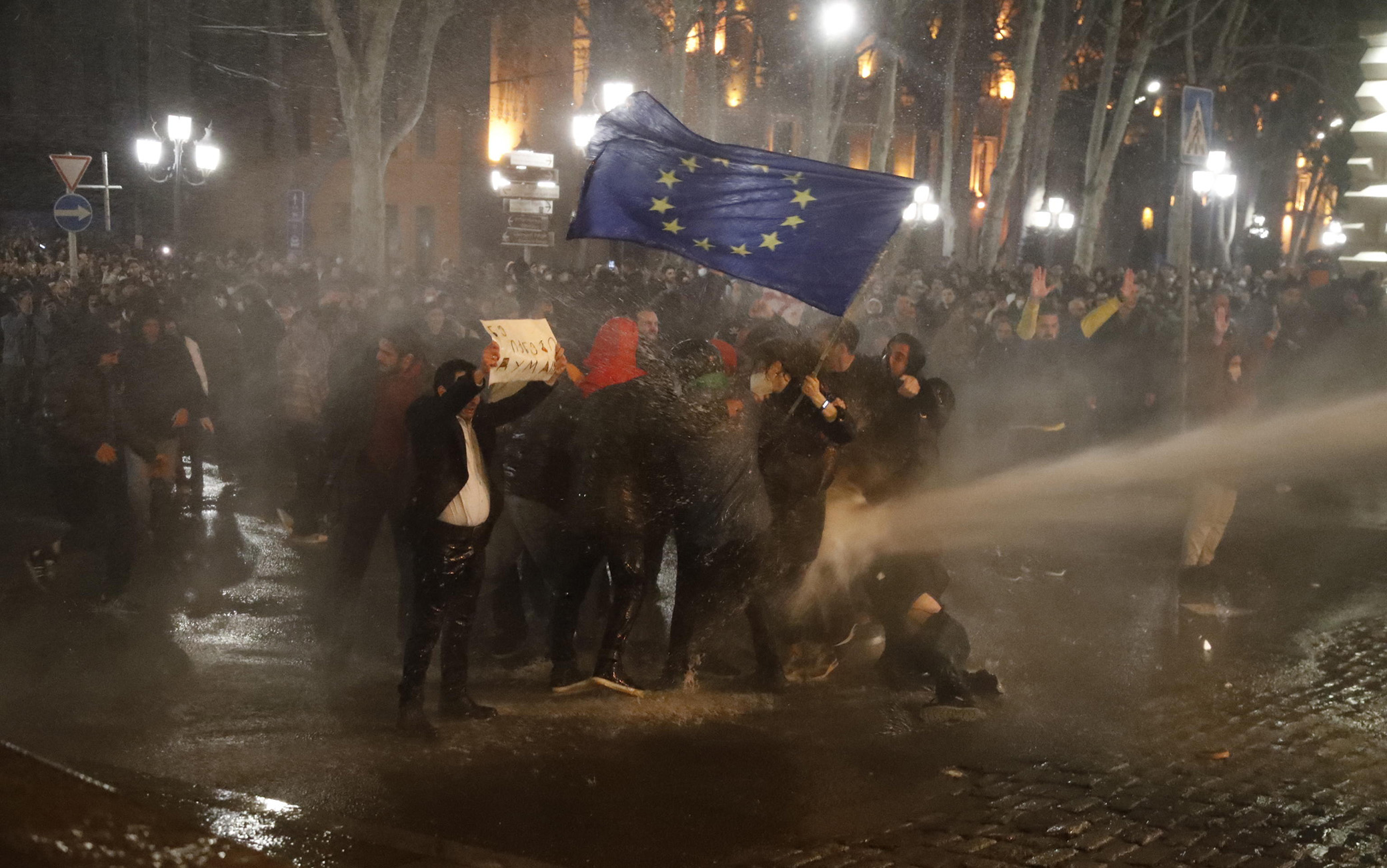 Le proteste dei cittadini davanti al Parlamento I cittadini protestano davanti al Parlamento con la bandiera europea