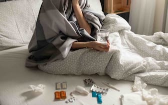 Una donna a letto con l'influenza