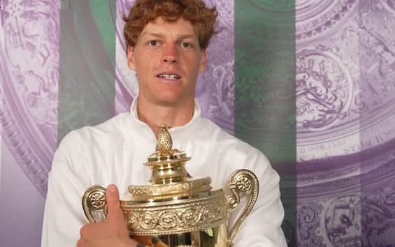 https://static.sky.it/editorialimages/b10613f508e12debb6192f265a25fd5d0b4add7a/skysport/it/tennis/video/2025/07/13/sinner-wimbledon-2025-messaggio-italia-video/Senza_titolo-3_copia.jpg?im=Resize,width=565