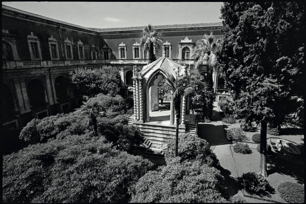 Ettore_Sottsass_courtesy_Studio_Ettore_Sottsass_Fondazione_OELLE_Mediterraneo_Antico.jpg