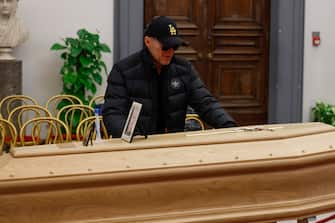 Ciro De Lollis davanti al feretro della madre, Sandra Milo, alla camera ardente allestita in Campidoglio, Roma 30 gennaio 2024. ANSA/FABIO FRUSTACI