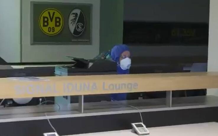 Un medico al lavoro nello stadio del Borussia Dortmund