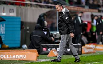 05 November 2023, Baden-Württemberg, Heidenheim: Soccer: Bundesliga, 1. FC Heidenheim - VfB Stuttgart, Matchday 10, Voith-Arena, Heidenheim coach Frank Schmidt reacts during the match. Photo: Harry Langer/dpa - IMPORTANT NOTE: In accordance with the regulations of the DFL German Football League and the DFB German Football Association, it is prohibited to utilize or have utilized photographs taken in the stadium and/or of the match in the form of sequential images and/or video-like photo series.