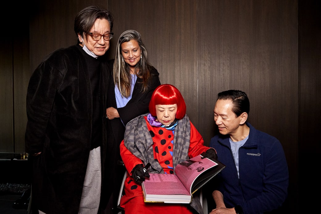 5_Yayoi_Kusama_with_Bernard_Suhanya_and_Ota_copia.jpg