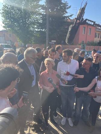 La presidente della Commissione UE, Ursula von der Leyen, durante la sua visita a Cesena, città colpita dall'alluvione, 25 maggio 2023.
/////
European Commission, Ursula von der Leyen, during her visit to Cesena, a city hit by the flood, Italy, 25 May 2023.  
ANSA/CESENA MUNICIPALITY PRESS OFFICE
+++ ANSA PROVIDES ACCESS TO THIS HANDOUT PHOTO TO BE USED SOLELY TO ILLUSTRATE NEWS REPORTING OR COMMENTARY ON THE FACTS OR EVENTS DEPICTED IN THIS IMAGE; NO ARCHIVING; NO LICENSING +++ NPK +++