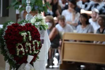 La bara dentro la chiesa di Santa Maria della Presentazione, durante i funerali della ragazza di 17 anni uccisa lo scorso mercoledì a Roma, 5 luglio 2023. Un cuore di rose rosse e bianche con la scritta "Ti amo" è la corona di fiori che il fidanzato di Michelle Causo ha fatto lasciare davanti alla chiesa.
 ANSA/MASSIMO PERCOSSI