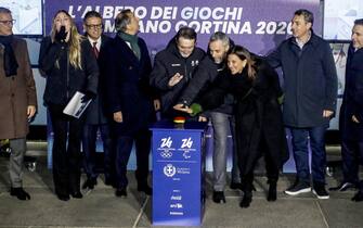 il momento dell accensione all inaugurazione dell albero di Natale di Piazza Duomo a Milano, 6 dicembre 2024. ANSA/MOURAD BALTI TOUATI