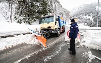 Valleve (Bg) - una valanga blocca la strada provinciale