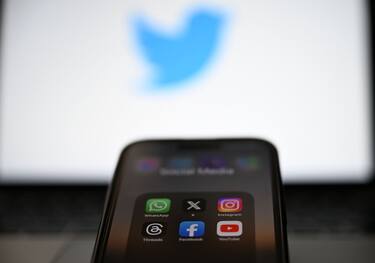 ANKARA, TURKIYE - JULY 30: In this photo illustration, the logos of various social media apps including 'X' (formerly known as Twitter) are displayed on a phone screen in front of a screen displaying the former logo of 'Twitter' in Ankara, Turkiye on July 30, 2023. (Photo by Aytug Can Sencar/Anadolu Agency via Getty Images)