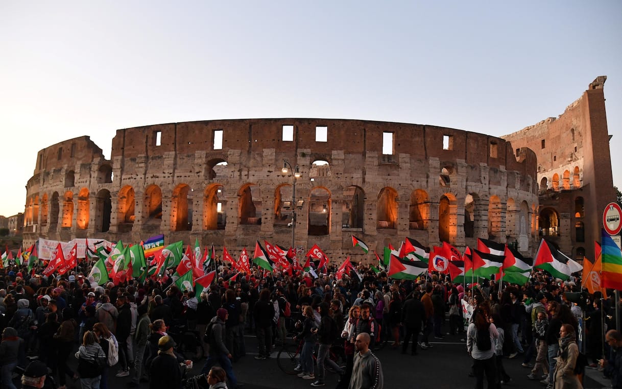 Sciopero generale e manifestazioni: treni in forte ritardo, a Livorno porto bloccato. LIVE Sciopero generale e manifestazioni: treni in forte ritardo, a Livorno porto bloccato. LIVE