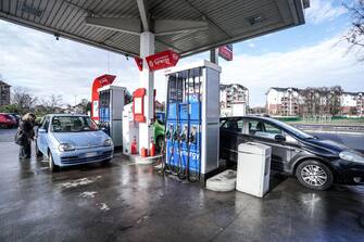 Automobilisti al distributore per lo sciopero dei benzinai contro il decreto trasparenza per il caro carburante. A poche ore dall'inizio, il 24 gennaio 2023, i distributori di benzina a Torino si preparano alla mobilitazione nazionale ANSA/JESSICA PASQUALON