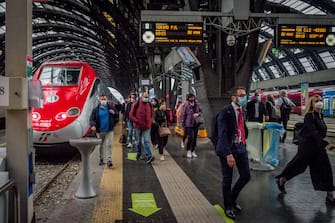 Milano. Stazione centrale pendolari prendono il treno