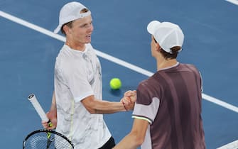 MELBOURNE, AUSTRALIA - JANUARY 17: Jannik Sinner (R) of Italy shakes hands with Jesper de Jong of the Netherlands after winning his round two singles match during the 2024 Australian Open at Melbourne Park on January 17, 2024 in Melbourne, Australia. (Photo by Julian Finney/Getty Images)