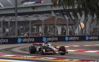 MARINA BAY STREET CIRCUIT, SINGAPORE - SEPTEMBER 21: Nico Hulkenberg, Haas VF-24 during the Singapore GP at Marina Bay Street Circuit on Saturday September 21, 2024 in Singapore, Singapore. (Photo by Lionel Ng / Sutton Images)