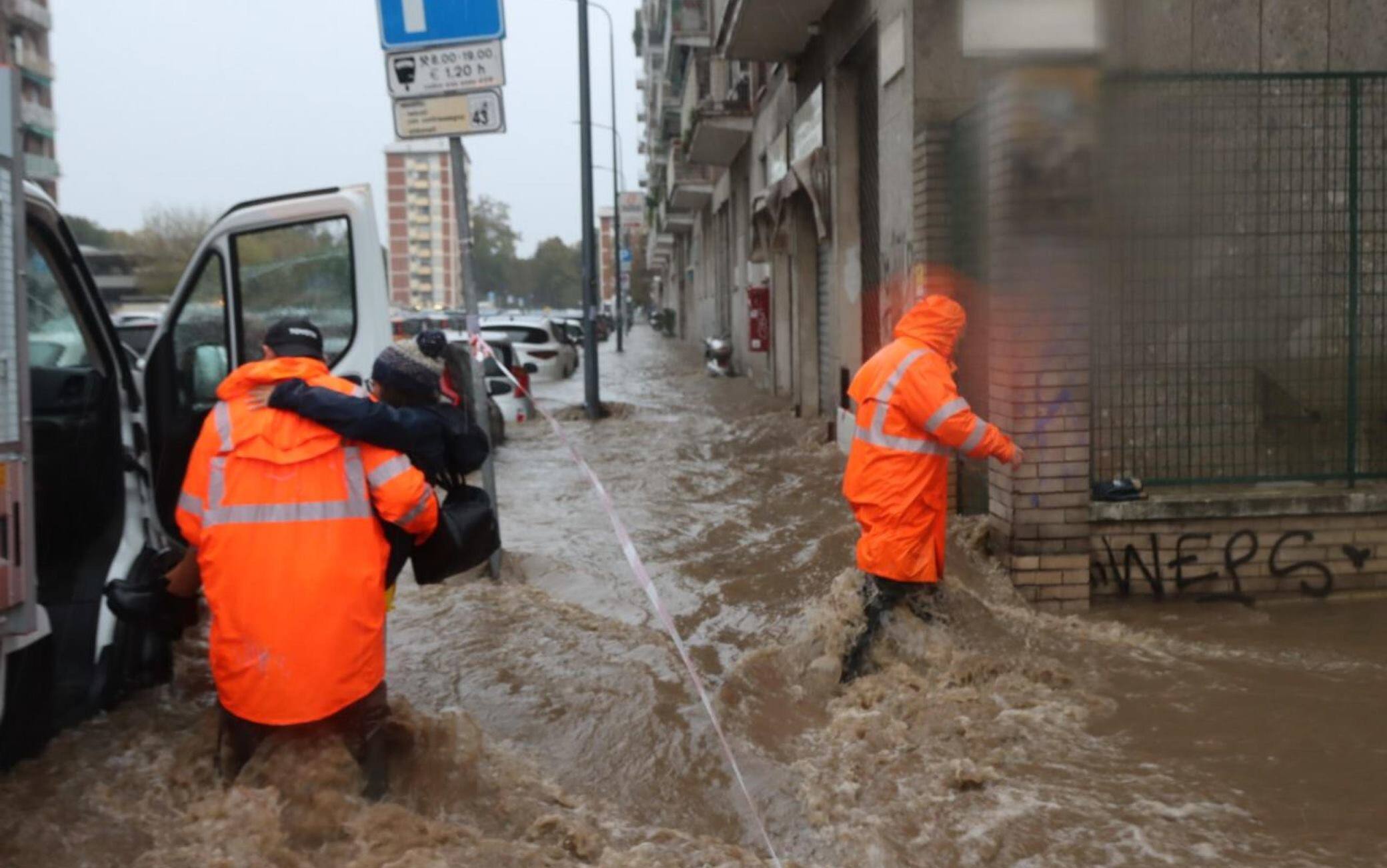 Maltempo, Nubifragio Su Milano. Esonda Il Seveso: Strade Allagate E ...