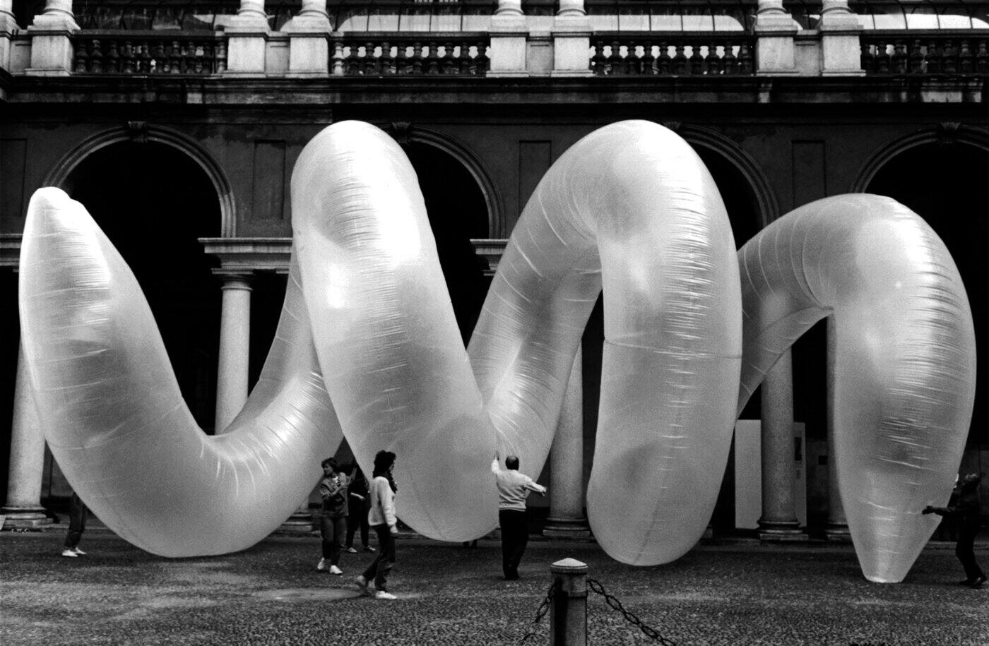 Franco Mazzucchelli, Elica, 1985. Intervento Ambientale, PVC, air. Cortile of Brera. Courtesy The Artist and ChertLüdde, Berlin