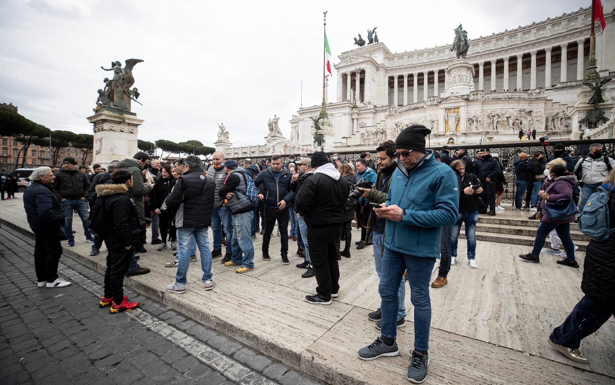 Poche decine di manifestanti si sono radunati sotto l'Altare della Patria in piazza Venezia. Presenti al presidio alcuni organizzatori. Vuoto al momento il Circo Massimo, Roma, 14 febbraio 2022.
ANSA/MASSIMO PERCOSSI