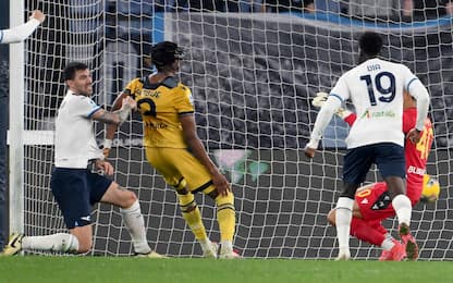 SS Lazio's Alessio Romagnoli (L) scores the 1-1 goal during the Italian Serie A soccer match between SS Lazio and Udinese at the Olimpico stadium in Rome, Italy, 10 March 2025.  ANSA/ETTORE FERRARI



