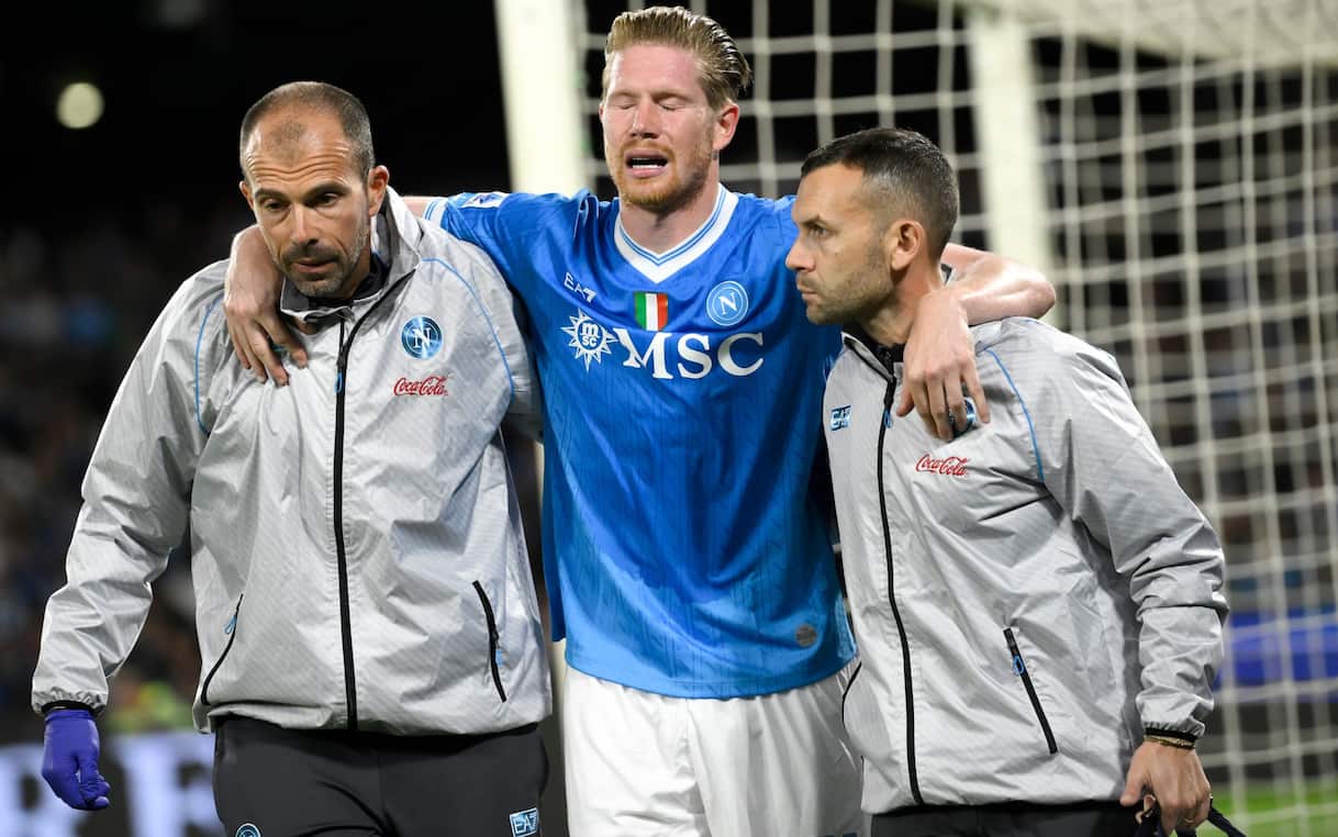https://static.sky.it/editorialimages/b1eaf074660f33791e6505bbb04a998d6047c6a4/skysport/it/calcio/serie-a/2025/10/27/de-bruyne-napoli-infortunio-news/de_bruyne_infortunio_getty.jpg?im=Resize,width=1218