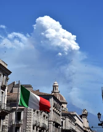 Attività stromboliana dal cratere di Sud-Est dell'Etna vista da Catania.  ANSA/Orietta Scardino