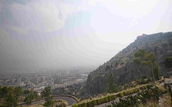 Panorama di Palermo visto da uno dei tornanti della strada che conduce a Monte Pellegrino, quasi completamente avvolta dal fumo degli incendi.