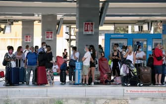 Bologna. Turisti alla stazione fs in attesa del treno (Bologna - 2021-08-02, Roberto Brancolini) p.s. la foto e' utilizzabile nel rispetto del contesto in cui e' stata scattata, e senza intento diffamatorio del decoro delle persone rappresentate