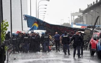 Foto Ufficio Stampa Polizia di Stato/LaPresse
14/08/2018 Genova, Italia
Genova, crolla parte di un ponte sull'A10Nella foto: agenti della Polizia di Stato sul posto