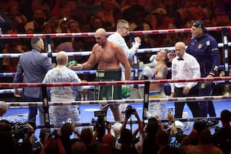 epa11351897 Tyson Fury of Britain (C) and Oleksandr Usyk (3-R) of Ukraine react at the end of their title bout for Undisputed Heavyweight Champion, in Riyadh, Saudi Arabia, 18 May 2024.  EPA/ALI HAIDER