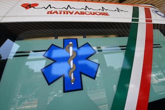 Un'ambulanza del 118 all'esterno del Pronto Soccorso dell'ospedale S.Martino di Genova, 1 agosto 2018.&nbsp; ANSA/LUCA ZENNARO