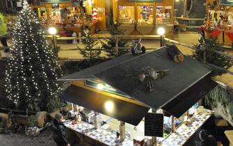 Un colorato villaggio alpino con tanto di strade e piazze, ponticelli in legno e un vero bosco di abeti tra musica, luci e allegria: è stato inaugurato oggi ad Aosta il "Marché Vert Noel". Fino al 6 gennaio sono 50 gli chalets allestiti nella suggestiva cornice del Teatro romano. Aosta, 27 novembre 2015. ANSA / Thierry Pronesti