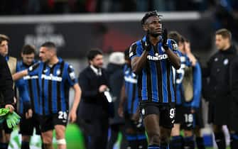epa09876565 Duvan Zapata of Atalanta and teammates leave the pitch after the UEFA Europa League quarter final, first leg soccer match between RB Leipzig and Atalanta BC in Leipzig, Germany, 07 April 2022.  EPA/FILIP SINGER