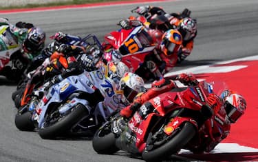 epa12359447 Spanish MotoGP rider Marc Marquez in action followed by Spanish rider Alex Marquez at the start of the Catalonia MotoGP Grand Prix at the Barcelona-Catalonia Circuit in Montmelo, Barcelona, Spain, 07 September 2025.  EPA/ALEJANDRO GARCIA