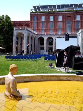 Fase 3 , ultimi preparativi per il cinema e teatro all' aperto nel giardino della Triennale di Milano