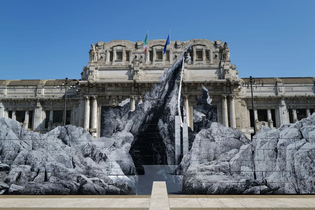 L'installazione "La Nascita" di JR alla Stazione Centrale di Milano