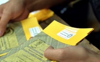 Elezioni 2022. Operazioni di voto nel seggio elettorale allestito nella Scuola "Settembrini" in Via del Lavatore
Roma, 25 settembre 2022. 
ANSA/FABIO CIMAGLIA

