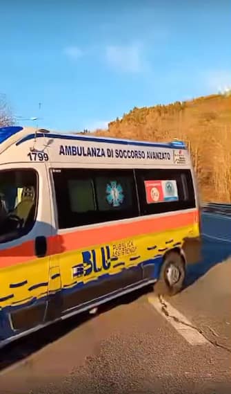 Scontro tra un pullman di ragazzi in gita e un'ambulanza della Croce Rossa nella galleria sulla SS73 bis, la cosiddetta "bretella" tra Urbino e Fermignano. Nell'urto il mezzo di soccorso si è incendiato e una densa nube di fumo ha invaso la galleria e ne è fuoriuscita. Nell'incidente sono morte quattro persone. Lo fa sapere l'Anas. Le quattro vittime erano a bordo dell'ambulanza: si dovrebbe trattare dell'equipaggio e di una persona trasportata. Dall'ospedale di Torrette di Ancona si è levata un'eliambulanza, ma, stando a quanto si è appreso, per le vittime non c'era già più nulla da fare. Sarebbero invece illesi i ragazzi che viaggiavano a bordo del pullman, proveniente dal sud delle Marche, 27 dicembre 2023.   NPK    Facebook / Michele Pierini   +++ATTENZIONE LA FOTO NON PUO' ESSERE PUBBLICATA O RIPRODOTTA SENZA L'AUTORIZZAZIONE DELLA FONTE DI ORIGINE CUI SI RINVIA+++   +++NO SALES; NO ARCHIVE; EDITORIAL USE ONLY+++