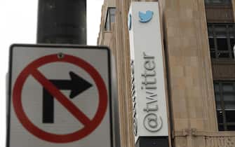 epa10766841 The iconic vertical Twitter sign and blue bird logo at the company’s headquarters in San Francisco, California, USA, 24 July 2023. Work was underway to alter Twitter signs after Twitter owner Elon Musk annouced the rebranding of the social media platorm to X but was halted after San Francisco police responded to a call from building security that the signs were being stolen. A San Francisco police spokesperson stated that Twitter had a work order to take the sign down but didn’t communicate that to security and the property owner of the building.  EPA/JOHN G. MABANGLO