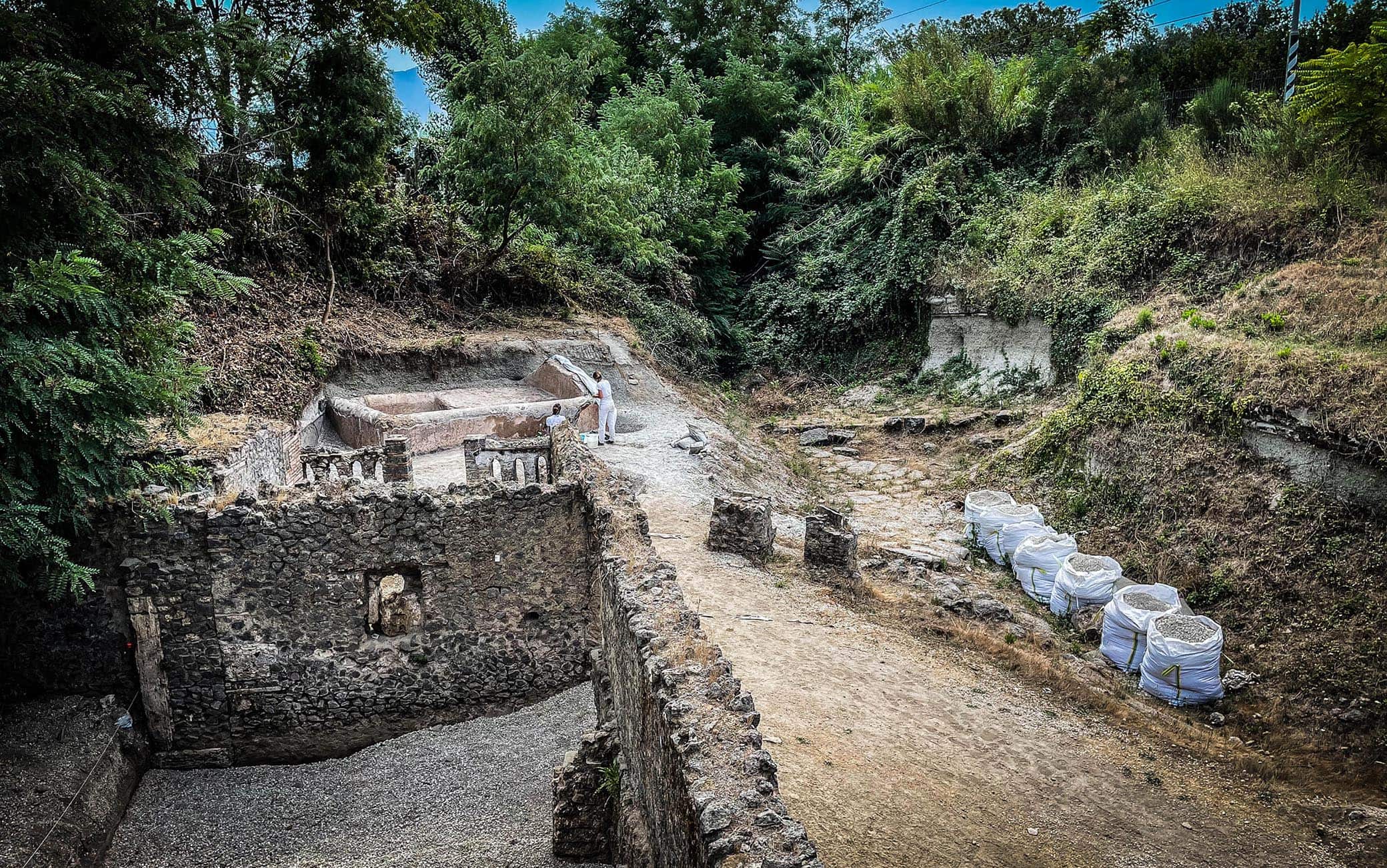 La tomba scoperta a Pompei Rinvenuta una tomba con resti umani e suppellettili presso la necropoli di Porta Sarno, a est dell’antico centro urbano di Pompei. Sulla lastra marmorea posta sul frontone della tomba un’iscrizione commemorativa del proprietario Marcus Venerius Secundio richiama, straordinariamente, lo svolgimento a Pompei di spettacoli in lingua greca, mai prima attestati in maniera diretta.
Si tratta dell’ultima scoperta di Pompei, avvenuta nel corso di una campagna di scavo promossa nell’area della necropoli di Porta Sarno, dal Parco Archeologico di Pompei e dall’Università Europea di Valencia Napoli 16 Agosto 2021. ANSA/CESARE ABBATE