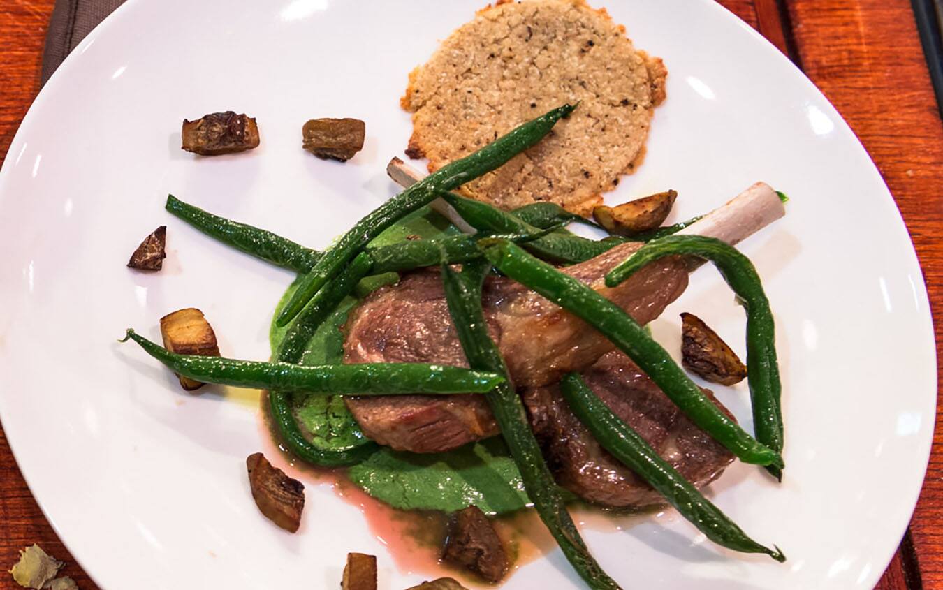 Costolette d’agnello al forno con crema di yogurt e spinaci