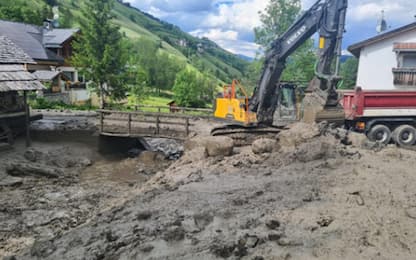 Alto Adige, frana fangosa sul torrente Seres: diverse case evacuate